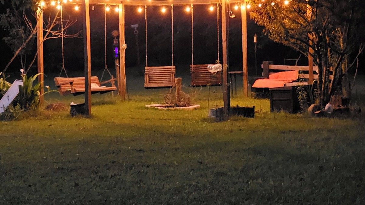 Sneads Cabin | Modern relaxing cabin. Firepit, hot tub & goats on property, nearby fishing,.