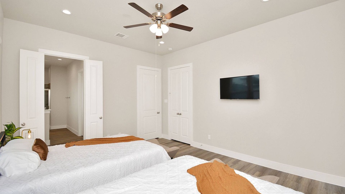 Spring Branch Central House | Modern, Relaxing Home in HTX - Sleeps 10+ Guests!
