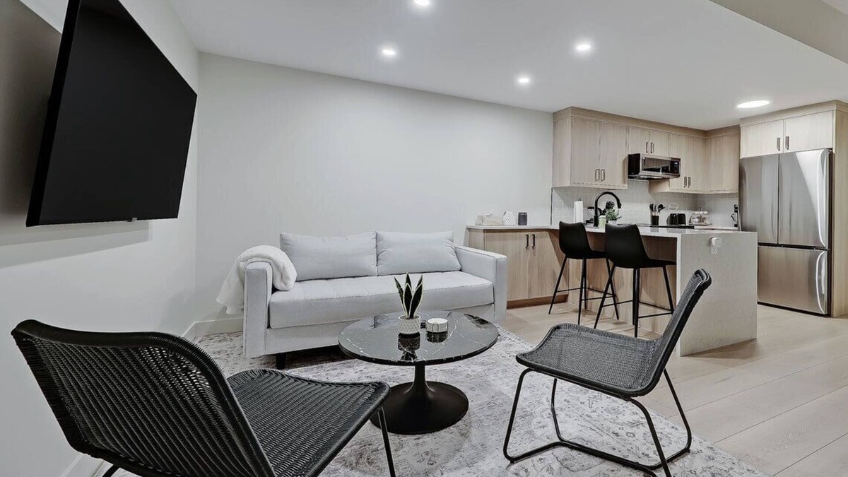 Northwest Calgary House | Modern & Relaxing Suite - Full Kitchen - King Bed + 2 Twin Beds - Pet Friendly!n