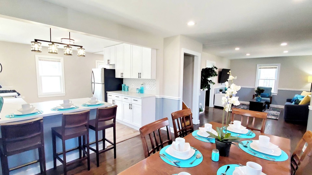 St. Charles House | Modern Remodeled Quiet 4 Bedroom 2 Bathroom Home in the heart of St. Charles