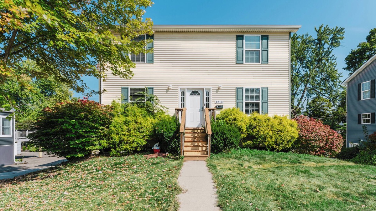 College Heights House | Modern Renovated 3-Bed Near Ann Arbor & Ypsilanti