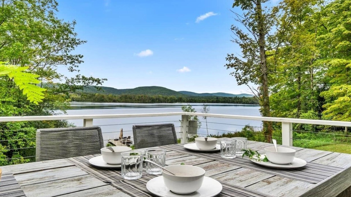 Richmond House | Modern, Renovated Lakefront Escape