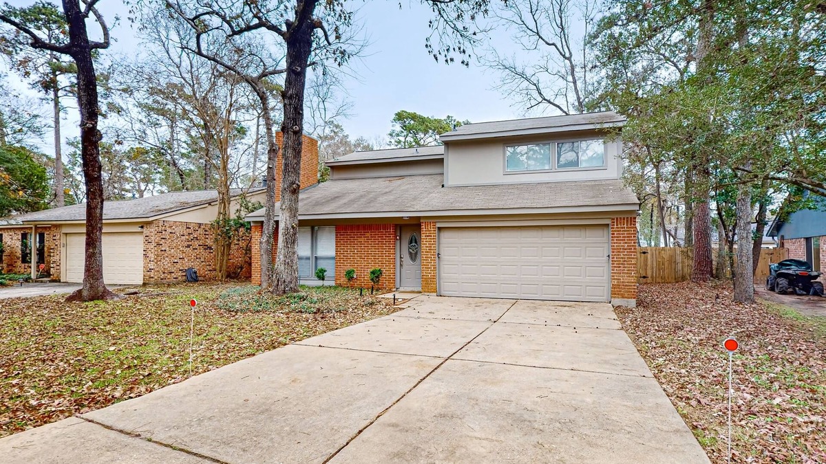 Panther Creek House | Modern retreat in a quiet neighborhood, close to shopping, & fenced in yard
