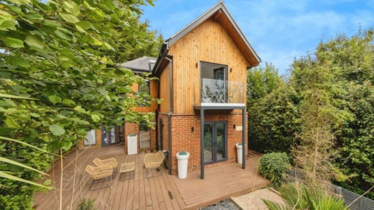 Horsmonden House | Modern Retreat in Kent Countryside