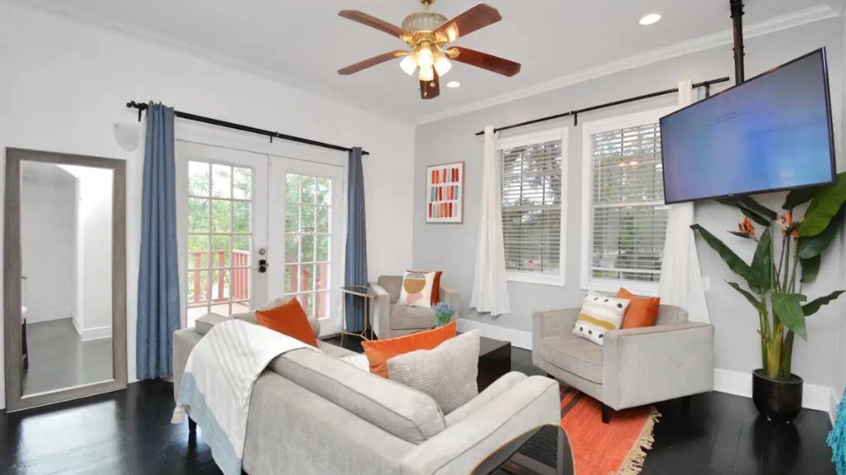 MacGregor House | Modern retreat near Downtown Houston, TX, with king beds, pets are welcome.nnnn