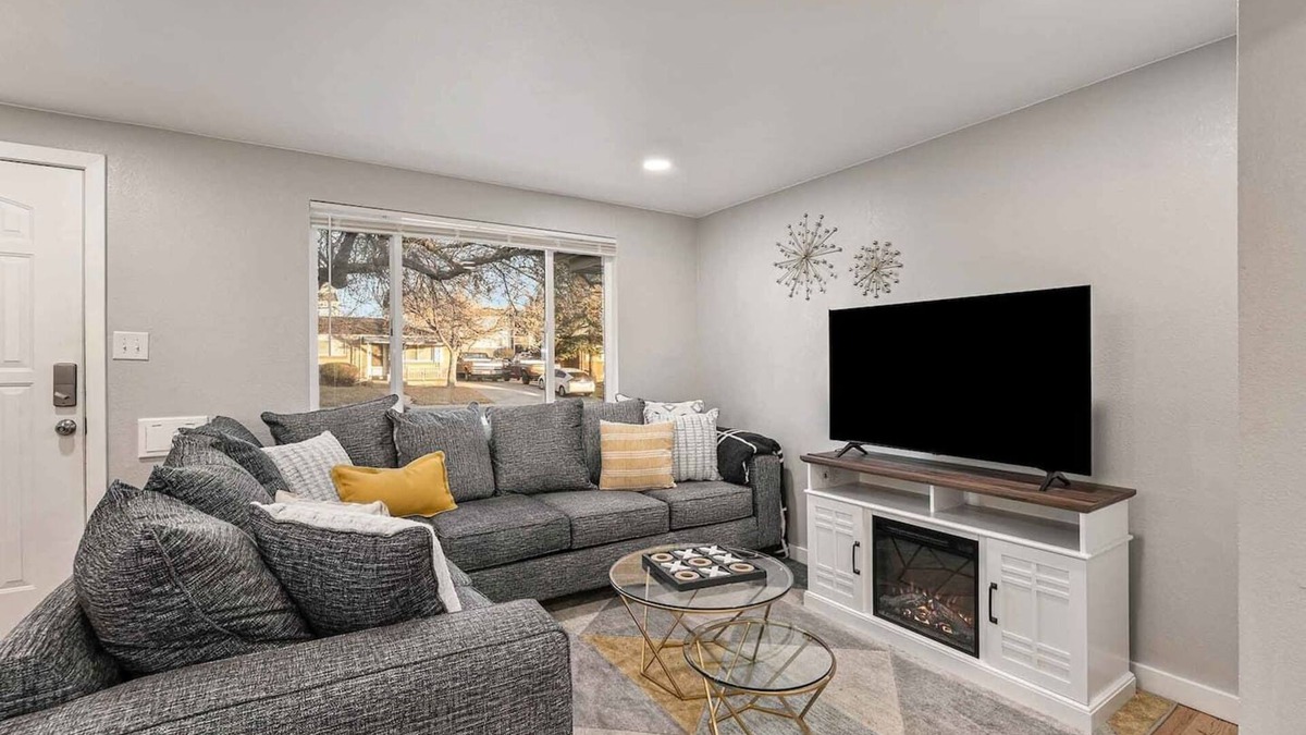 Westminster House | Modern Retreat | Yoga Rm | Vast Yard | Near Denver