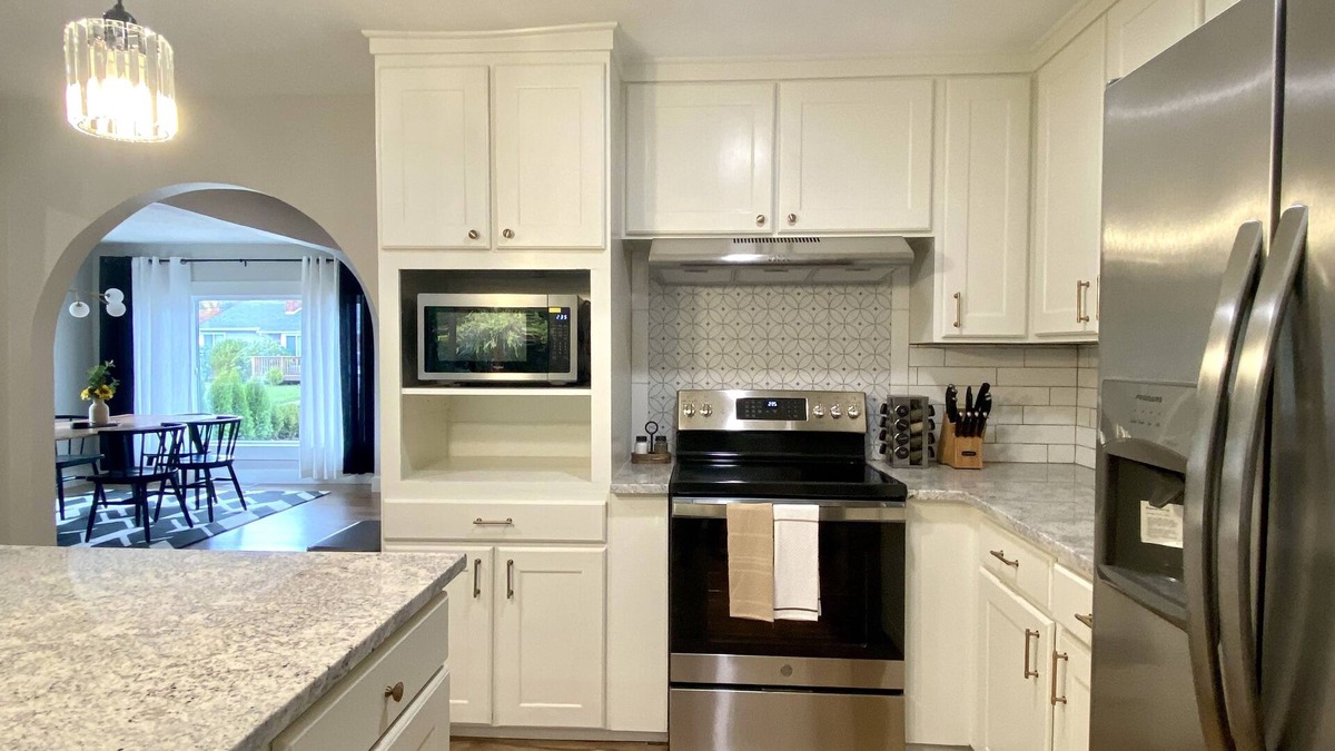 Cedar Hills House | Modern Retro Chic 3B/2BR House in Beaverton, OR