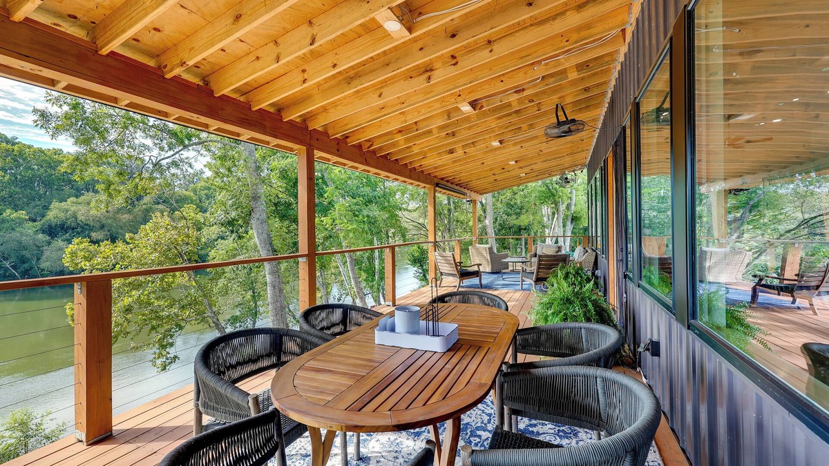 Arkadelphia House | Modern, Riverfront Family House w/Balcony & Grill