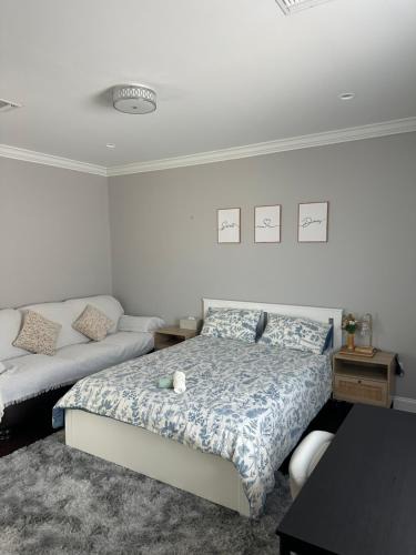 Hicksville House | Modern Room with Cozy Vibes