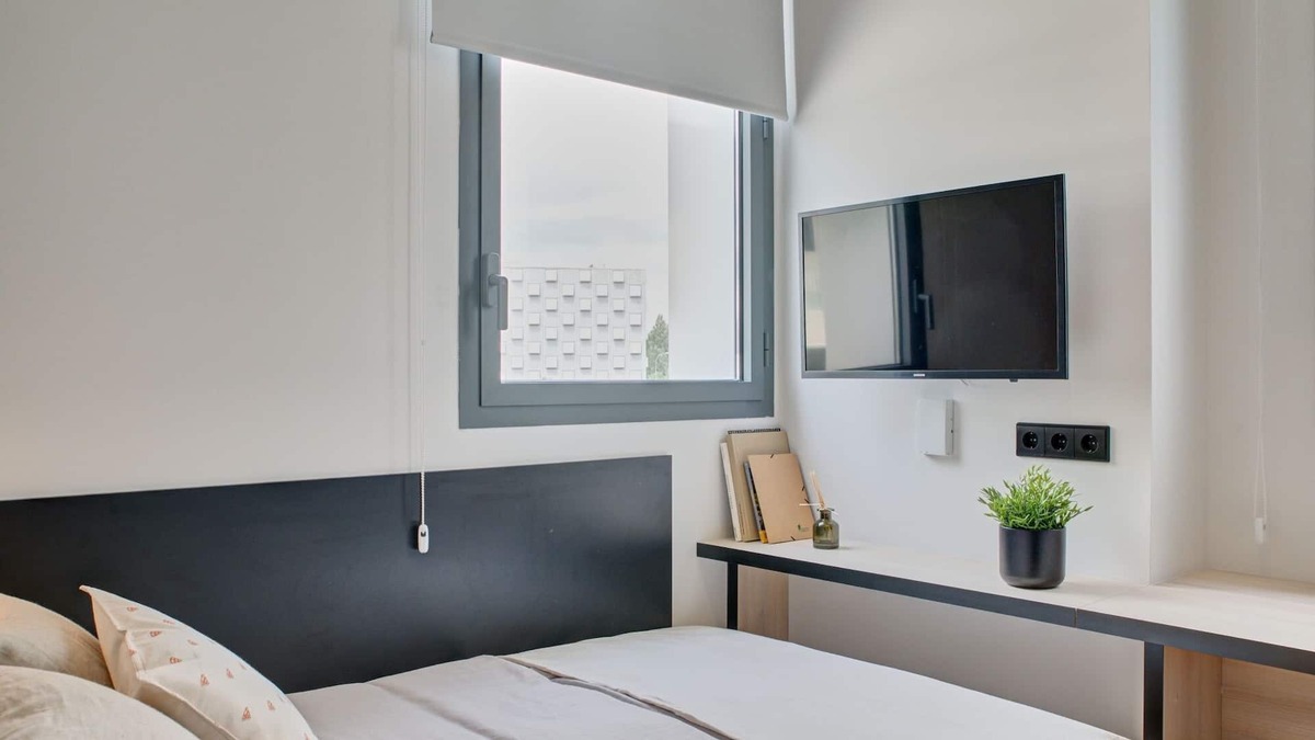 Milagrosa Apartment | Modern Room with High-Speed Wi-Fi in Pamplona