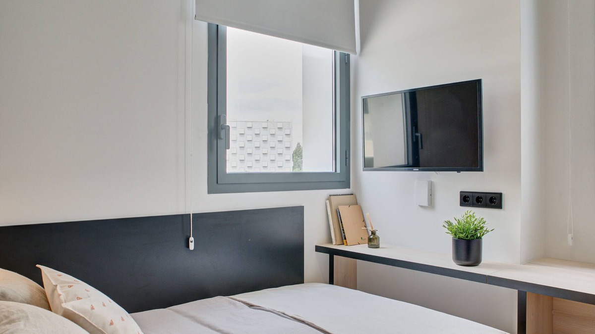 Milagrosa Apartment | Modern Room with High-Speed Wi-Fi in Pamplona