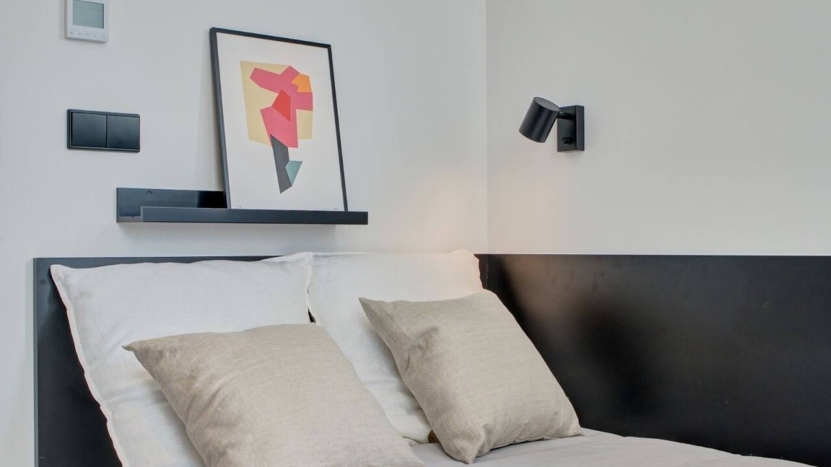 Milagrosa Apartment | Modern Room with Wi-Fi in Pamplona, Sleeps 2