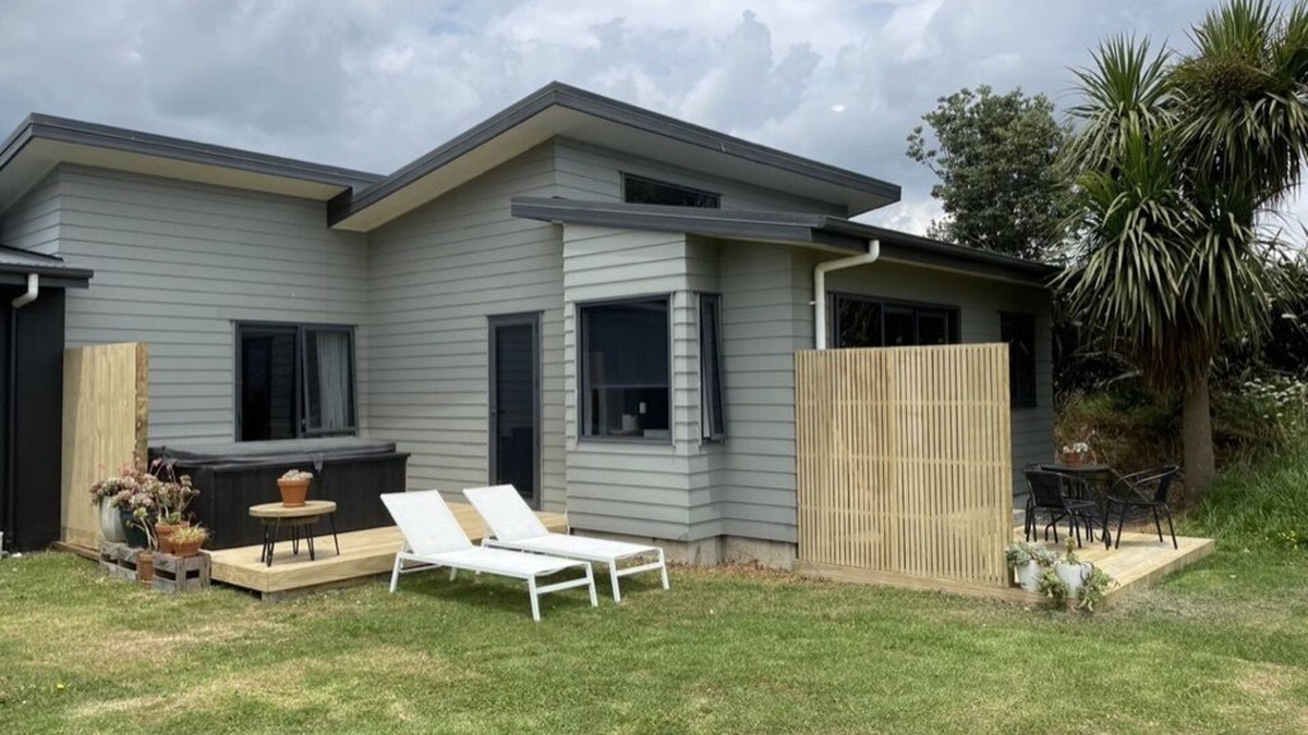 Raglan Apartment | Modern rural Room with a view