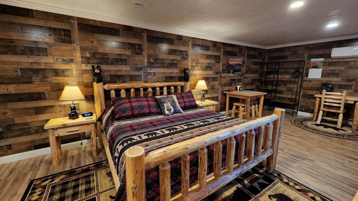Rocky Grove Apartment | Modern Rustic Apartment Across from National Park!