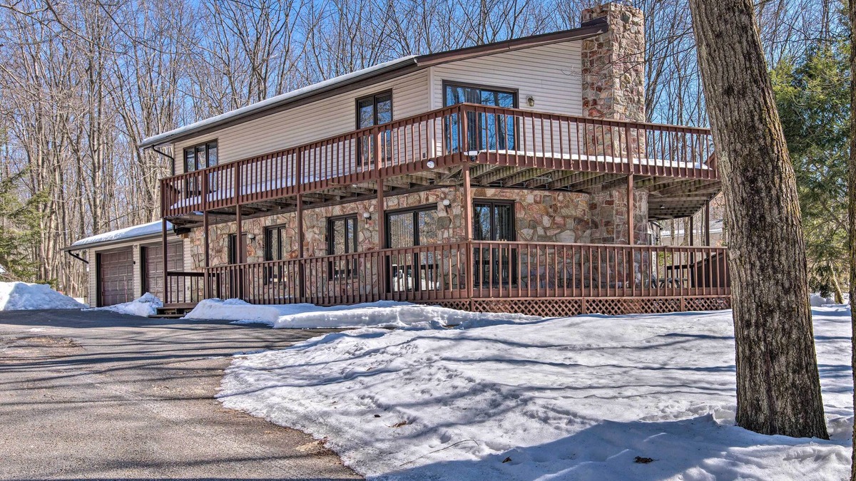 Briar Crest Woods House | Modern & Rustic lake home in Poconos