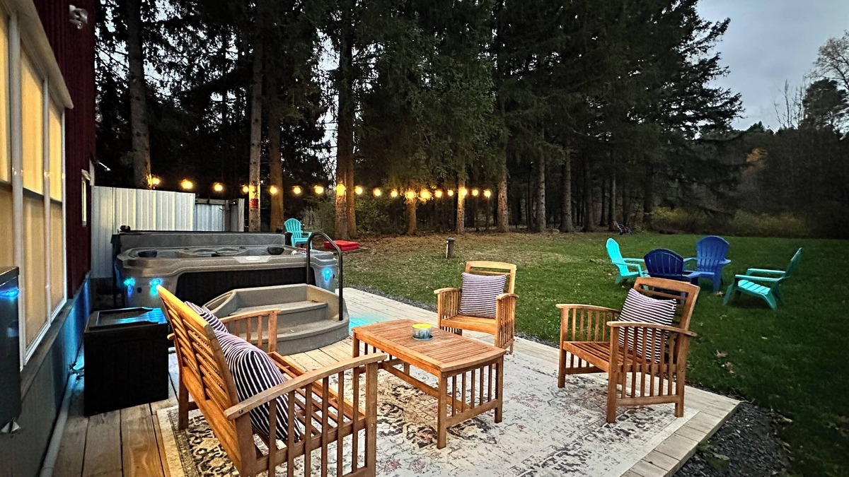 Ithaca House | Modern Rustic Retreat- King bed, hot tub, wineries, waterfalls, hiking, Cornell