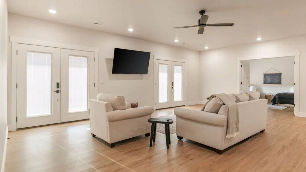 Strafford House | Modern Rustic Retreat, Spacious 6 Bedroom Home on 33acres with Private Pond