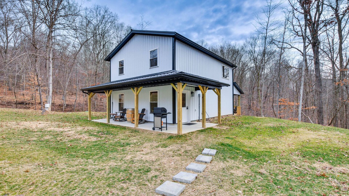 Wolf Run Cabin | Modern Salineville Cabin on 13 Acres w/Fire Pit!