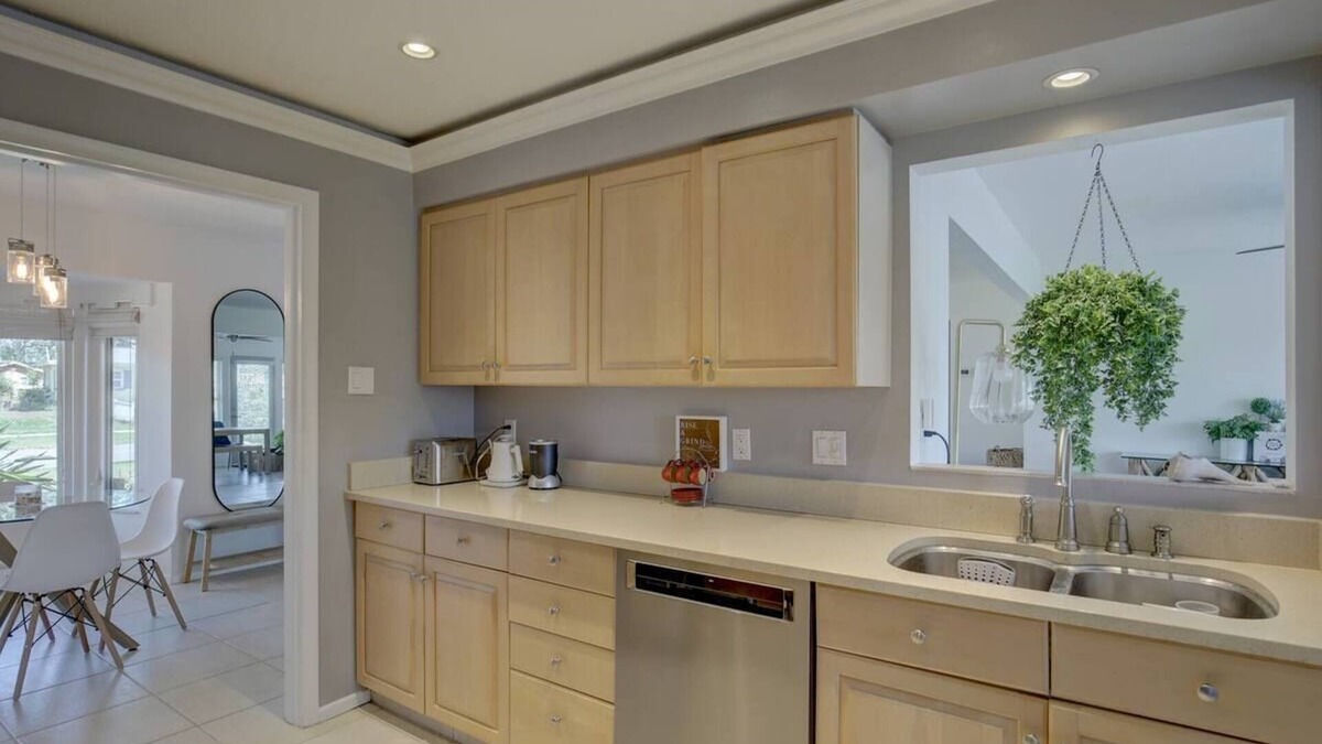 South Gate Ridge House | Modern Sarasota Lakefront Retreat – 6 Miles to Siesta Key & Downtown