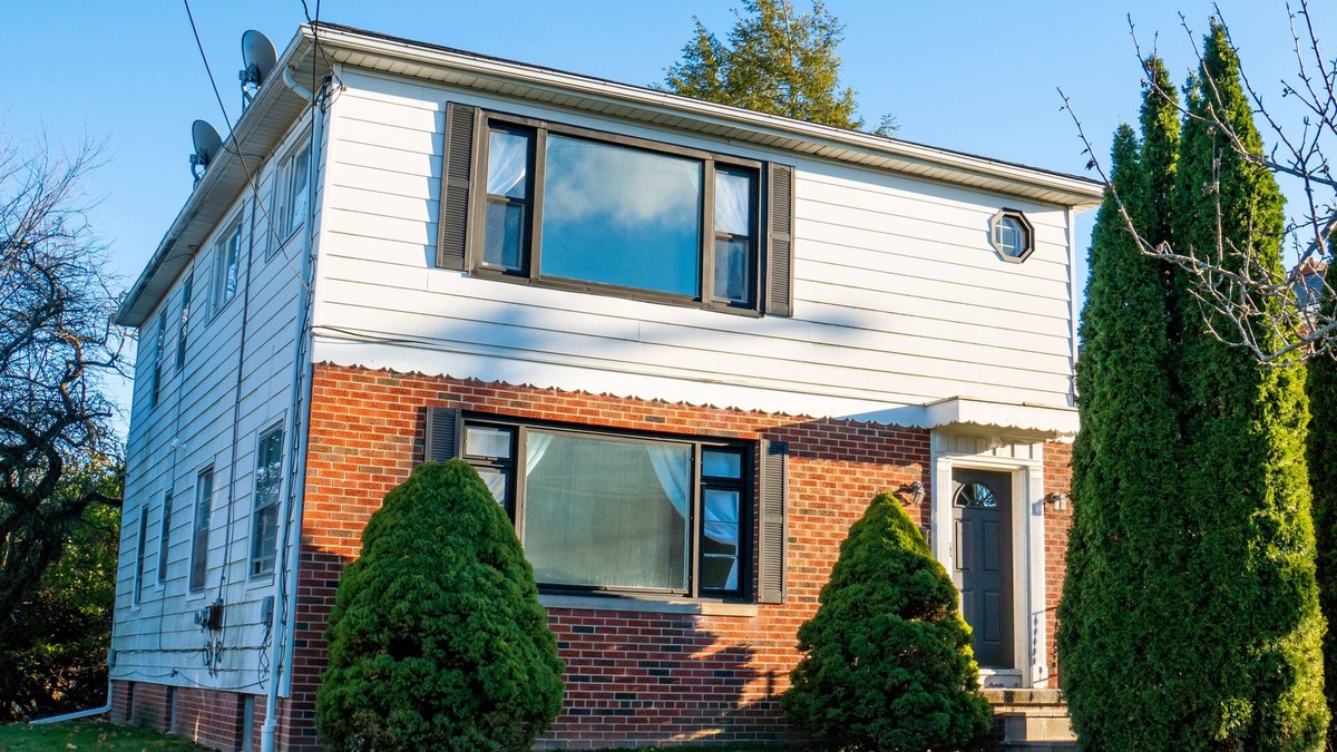 Northwest Akron Apartment | Modern Scandinavian Nest with cozy beds and fast WiFi