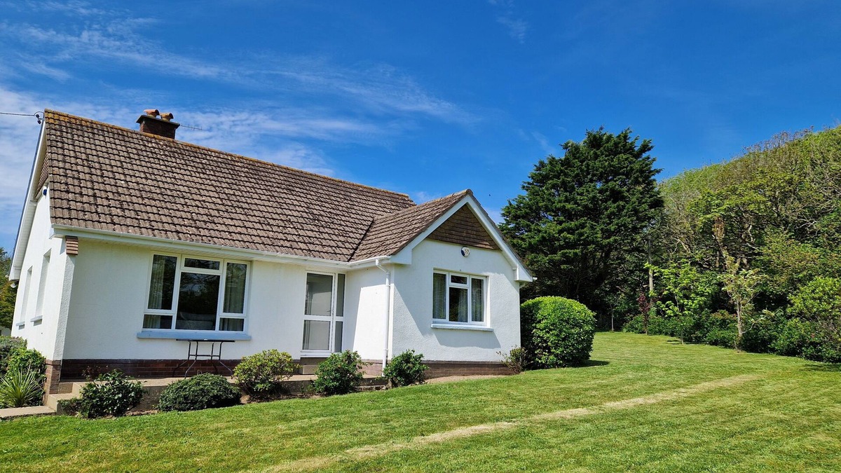 Croyde House | Modern Seaside Cottage- short walk to beach