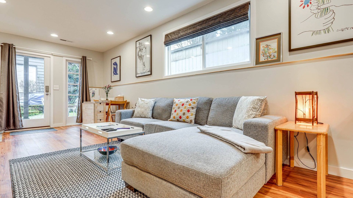North College Park Apartment | Modern Seattle Apartment ~ 2 Mi to Green Lake!