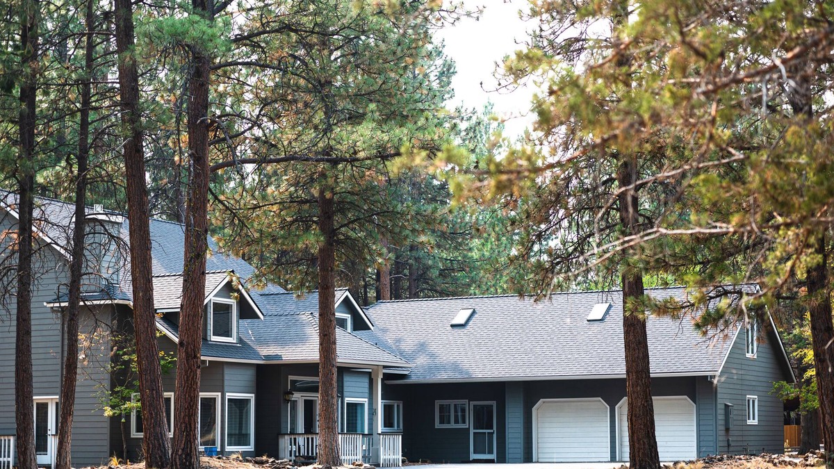 Sisters House | Modern Secluded Spacious Home, Family Friendly forest view in Sisters