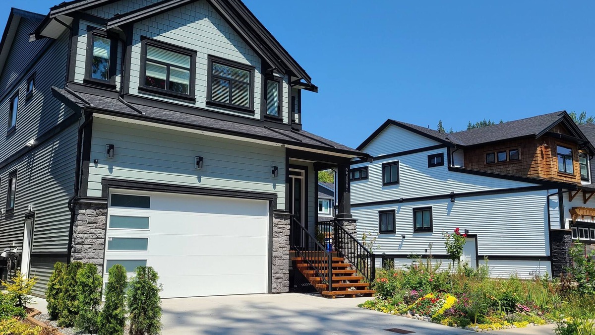 Maple Ridge House | Modern, self-contained 2b/1.5 b suite w/workspace