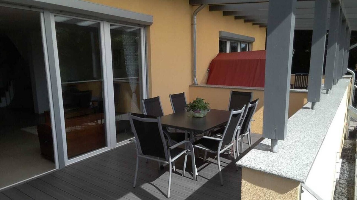 Baunatal House | Modern semi-detached house with covered terrace and fenced garden.