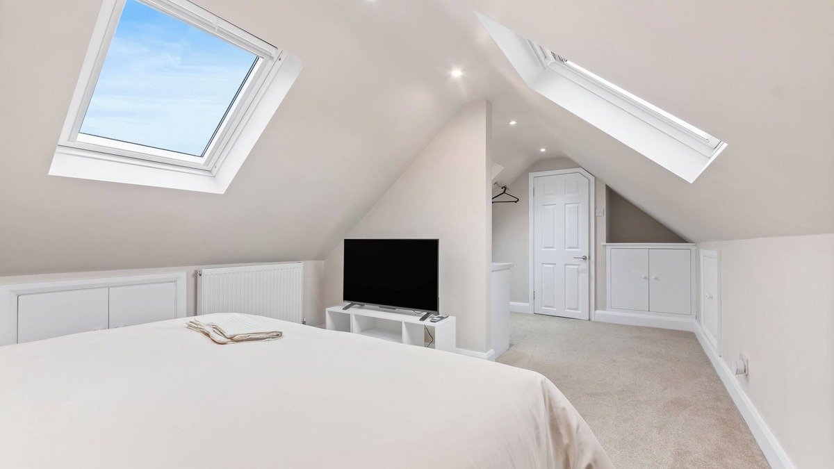 Epsom Apartment | Modern Serenity in Langley Vale