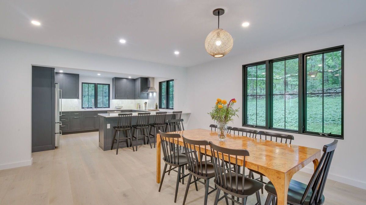 Sharon House | Modern Sharon Farmhouse: Spacious, Patio, Views