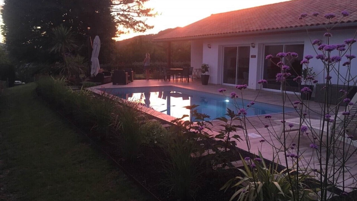 Saint-Pee-sur-Nivelle House | Modern single-storey villa, pool, Rhune view, south-facing and centrally located