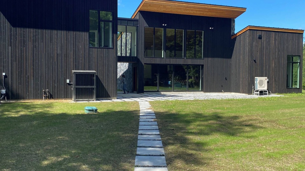 Jay House | Modern ski retreat less than 5 minutes for jay peak - Pet Friendly