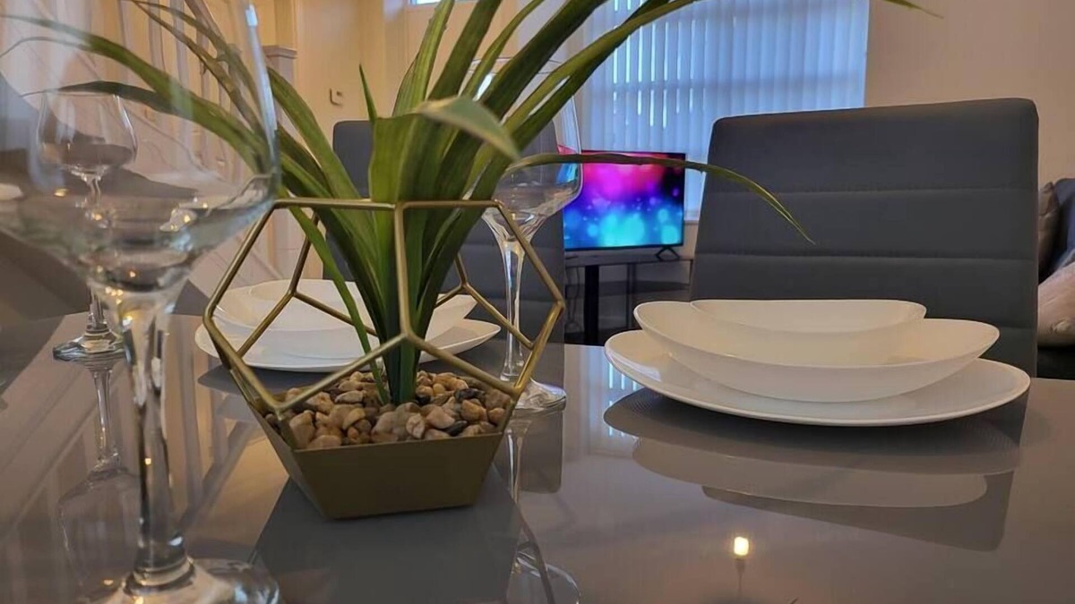 Thorpe Satchville House | Modern - Sleeps 5 - Free Parking - 10 mins to City Centre