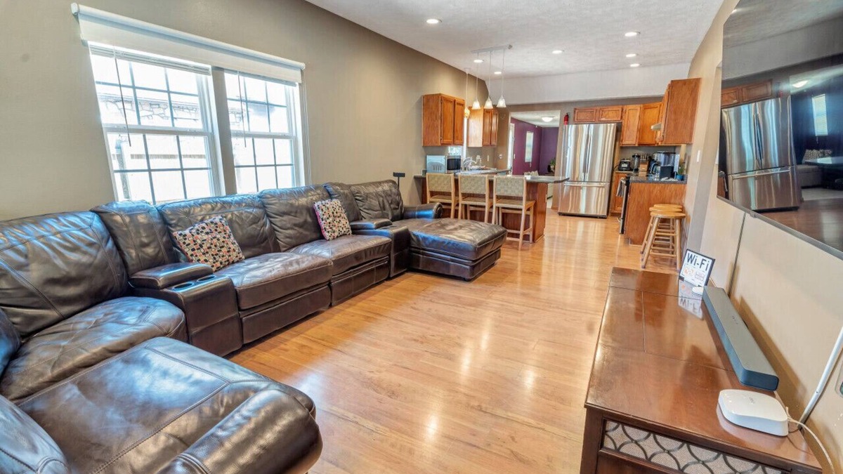 Springfield House | 🏡 Modern SmartHome Retreat Near Downtown Springfield & MSU