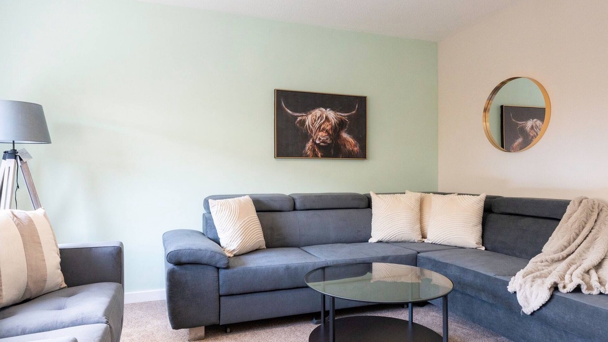Grangemouth House | Modern Snug Home in Grangemouth
