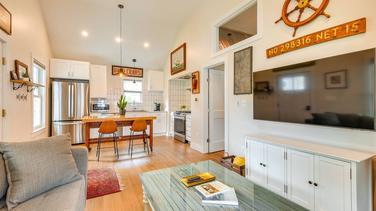 Solomons Cottage | Modern Solomons Cottage Rental - Walk to Island!