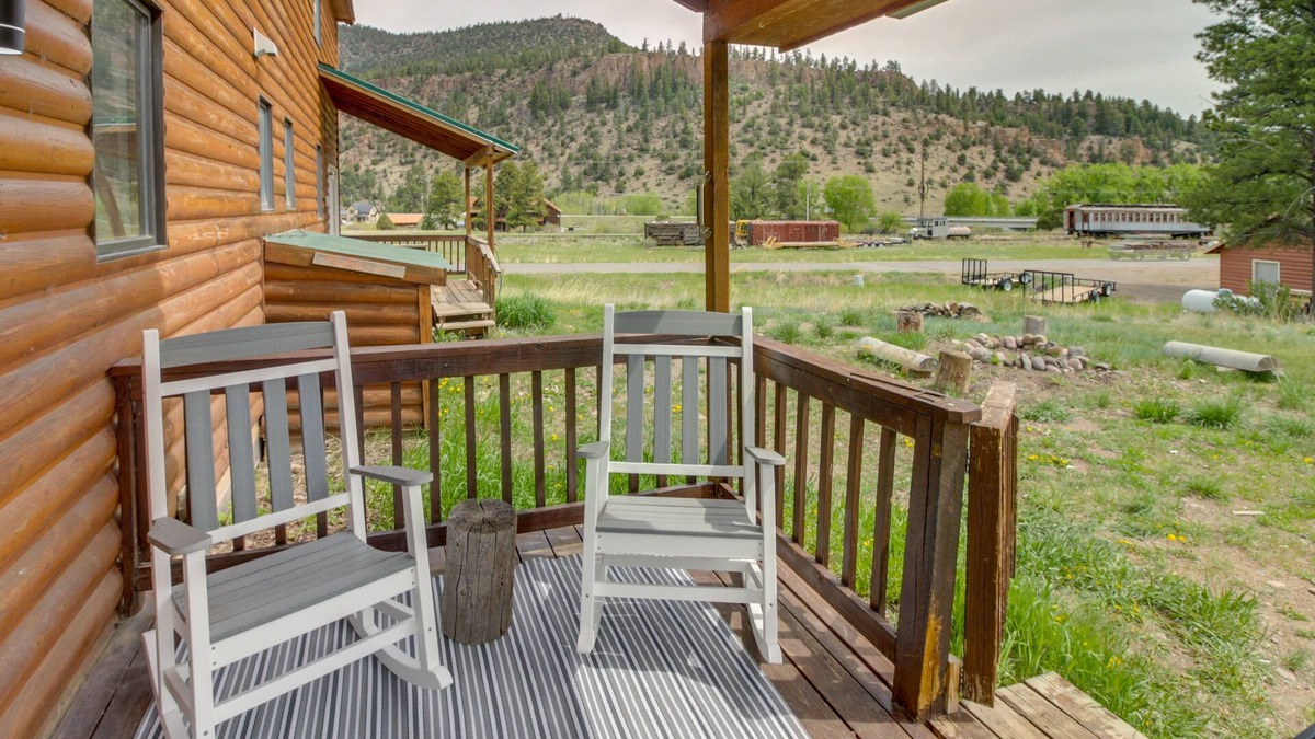 Ponderosa Pines House | Modern South Fork Vacation Rental w/Deck & Grill!