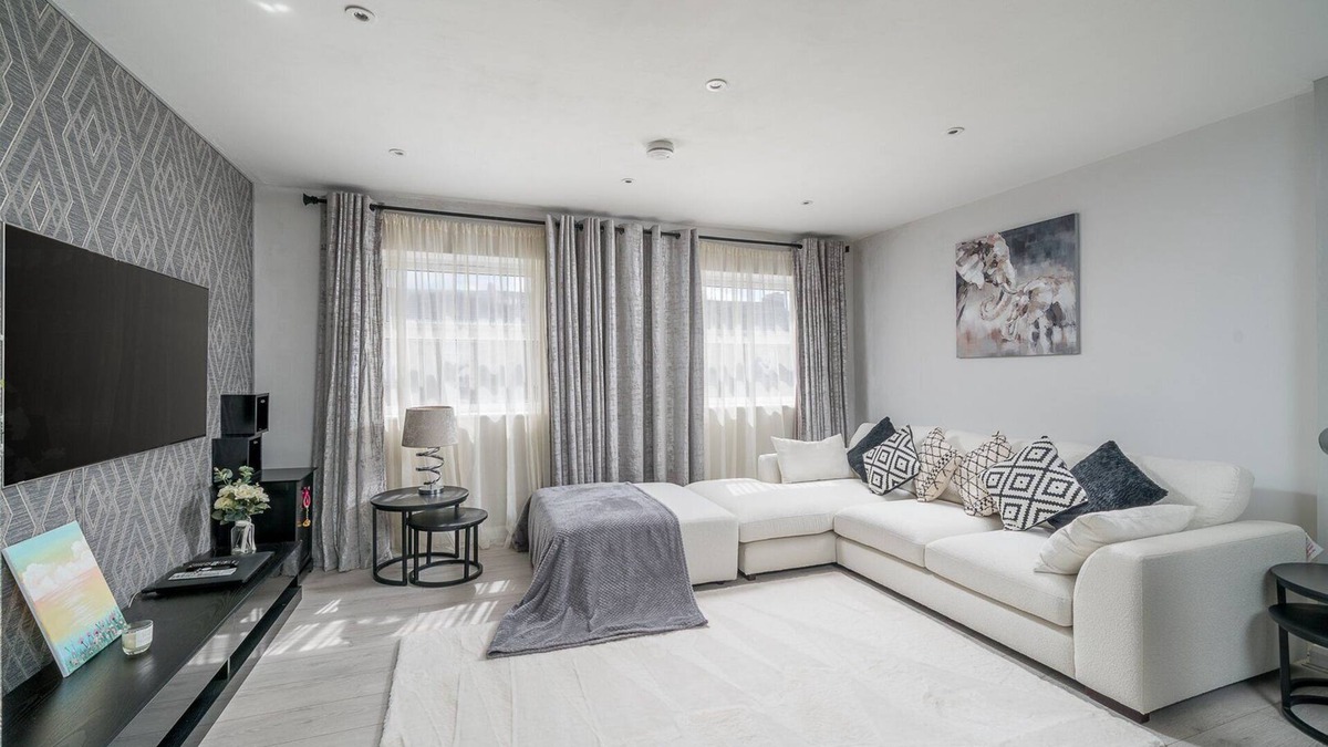Abbey Apartment | Modern South Wimbledon Stay