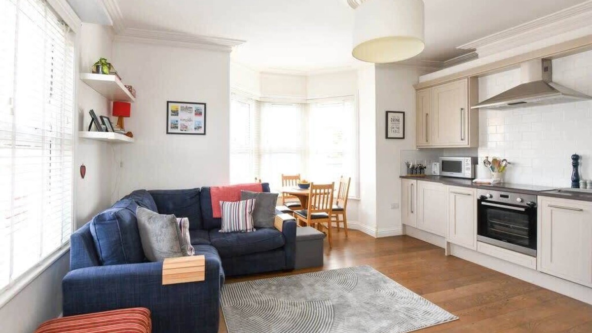 Southville Apartment | Modern Southville Apartment, 5 Min Walk to Centre