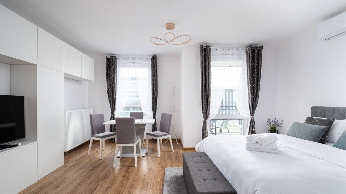 Wlochy Apartment | Modern Space Glamour Studio