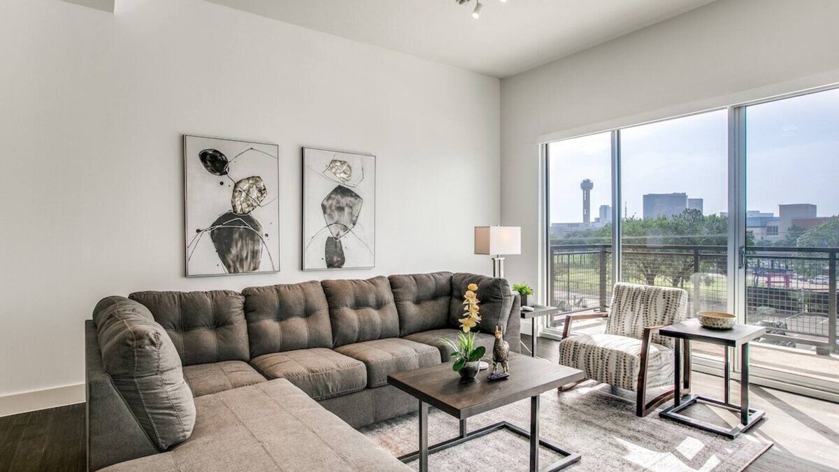 Cedars Apartment | Modern Space /King Bed /Unforgettable Views!
