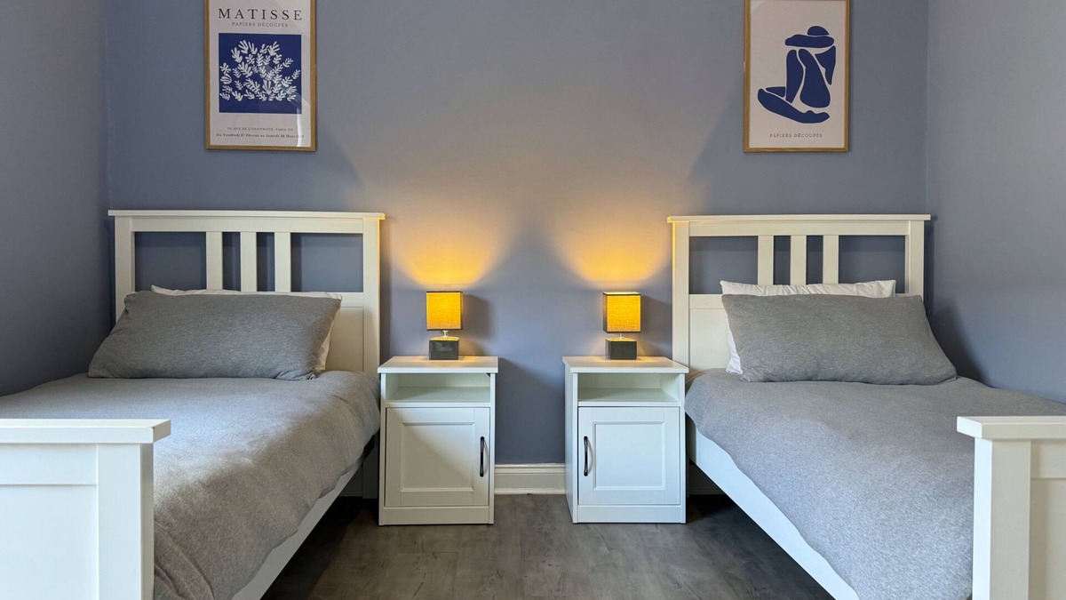 Leigh House | Modern spacious 2 bedroom house in Leigh Self Service, Free Parking