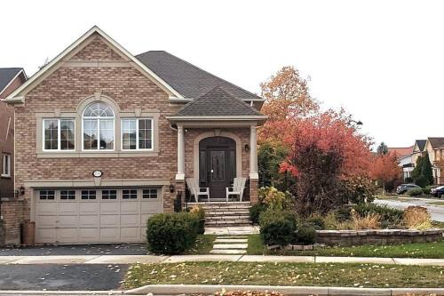 West Oak Trails House | Modern & Spacious 2 Bedrooms+2 Bathrooms Bungalow in Oakville