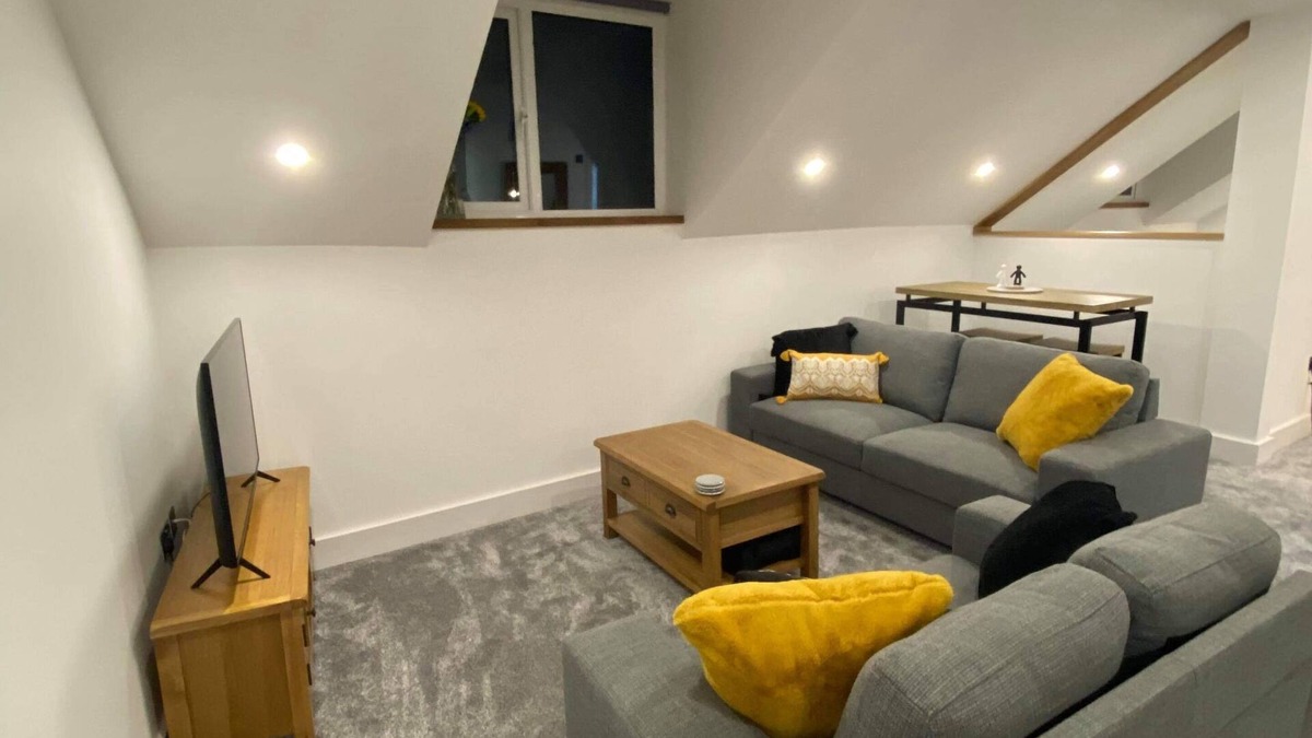 St. Blazey Apartment | Modern, Spacious 2 Bedroom Apartment