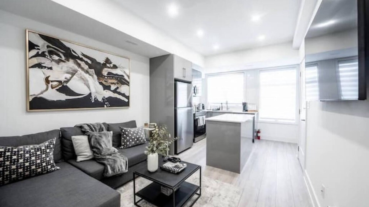 Niagara Falls House | Modern/spacious 2-story 2-bedrm townhome/rooftop patio. Near all things Niagara!