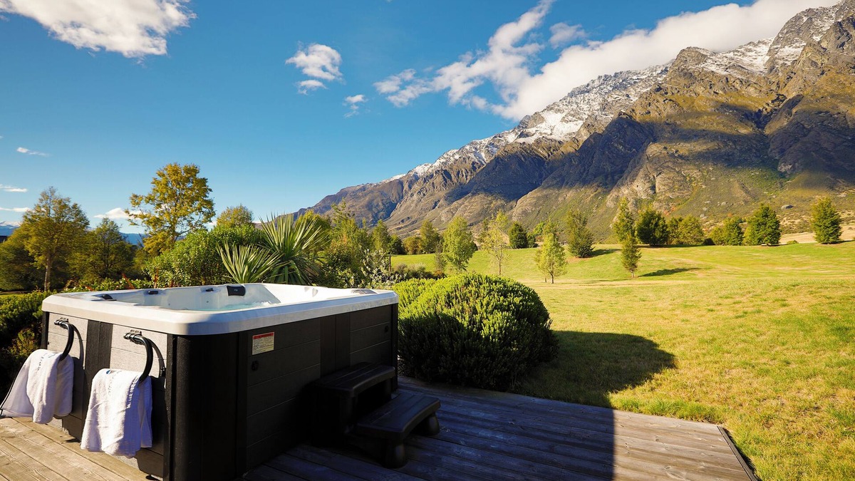 Jacks Point House | Modern spacious 3 bedroom Jacks Point house with Spa pool