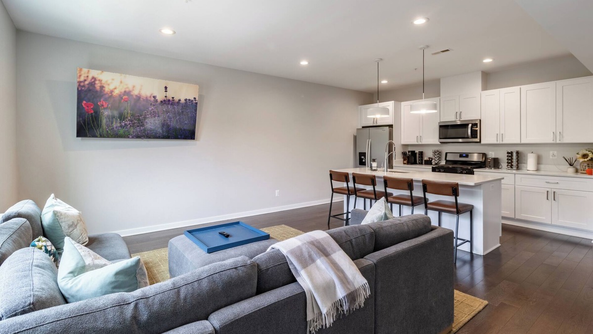 Southeast House | Modern & Spacious ~ 3bd 3ba RoofDeck