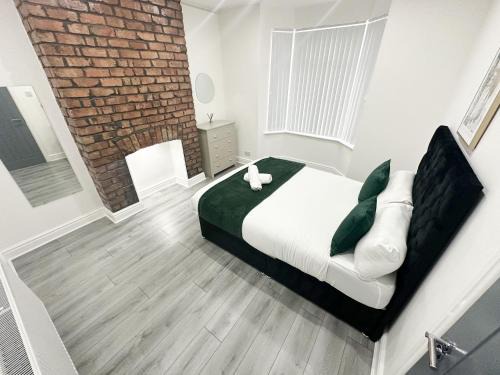 Liverpool House | Modern & Spacious, 4 BR , 9ppl FREE WIFI & Parking