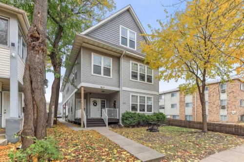 Lyn-Lake House | Modern Spacious 5 Bed 4 Bath Home Near Downtown